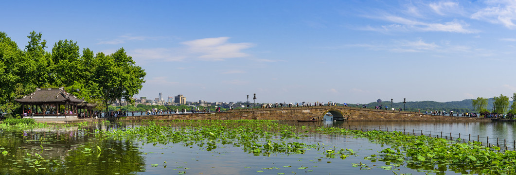 杭州西湖断桥全景