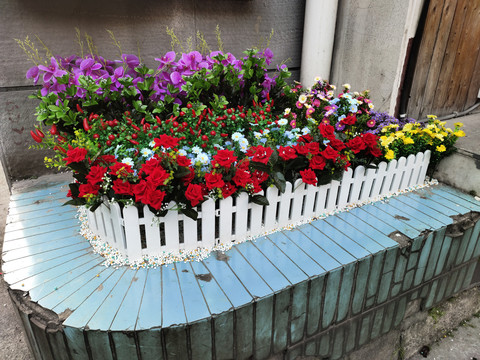 鲜花与栅栏