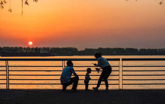 夕阳下一家三口