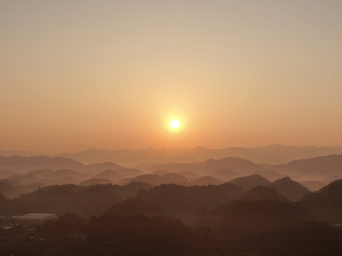 大山日出迷雾航拍