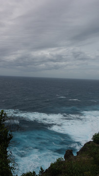 阴天风雨前的海