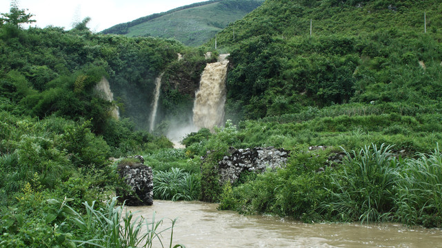 合山瀑泉瀑布