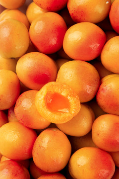 一堆小红杏