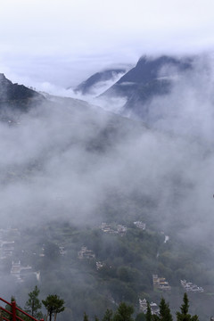 丹巴甲居藏寨雨后云雾缭绕