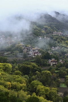 云雾缭绕丹巴甲居藏寨