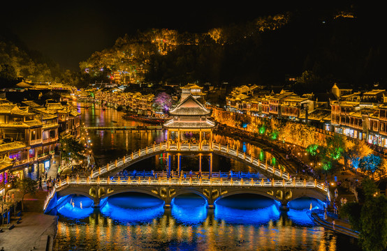 湖南湘西凤凰古城沱江雪桥夜景