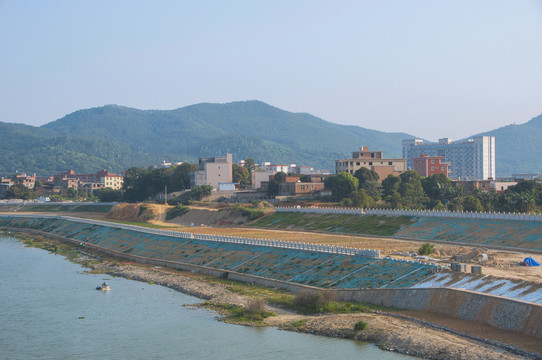 乡村修筑防洪堤