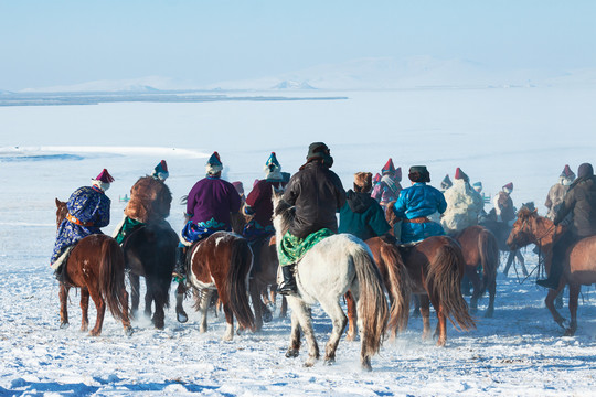 冬季雪原蒙古族骑马