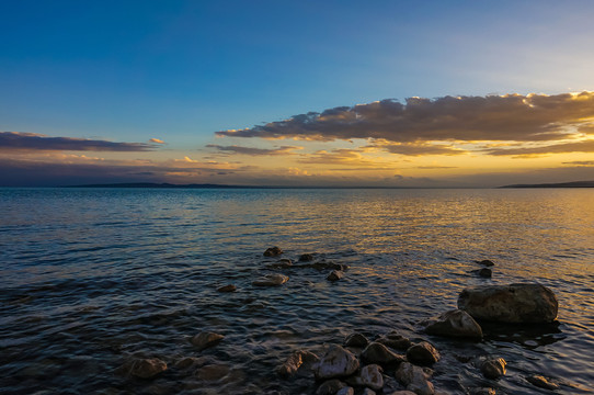 青海湖夕阳日出