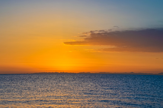 青海湖夕阳日出