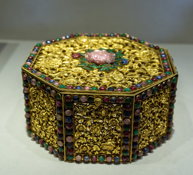 金錾花卉纹镶宝石盒