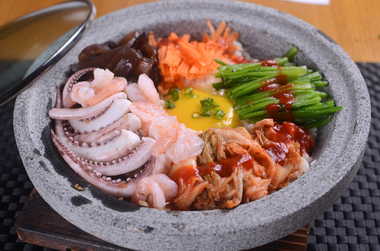 泡菜海鲜石锅饭