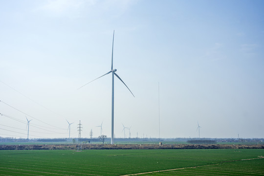 田野上的风力发电机