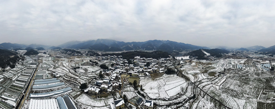 南方美丽乡村田园雪景全景图