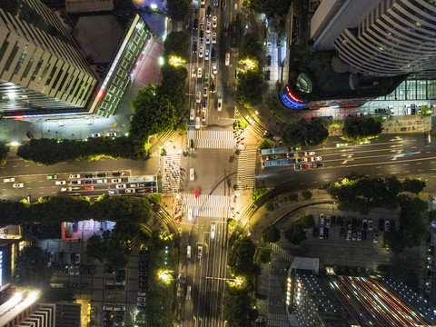 十字交叉路口交通夜景