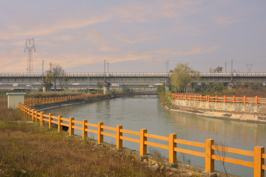 成都玉石湿地公园上的铁路高架