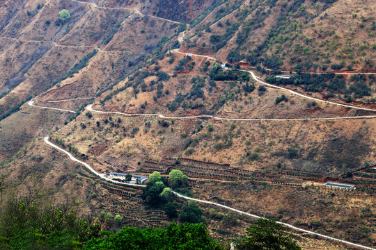 蜿蜒盘山公路