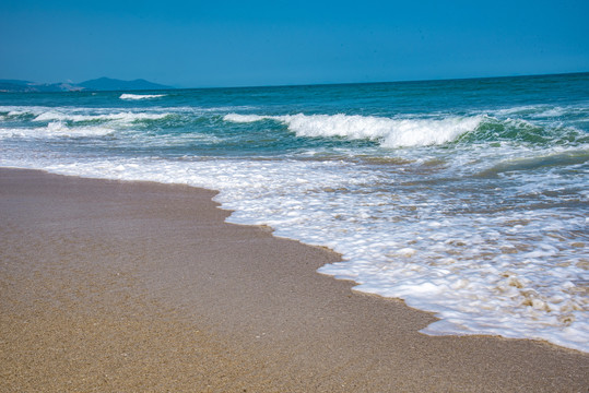 海浪拍岸