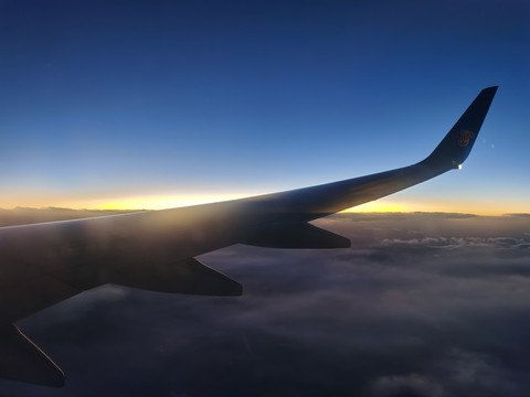 飞机上空的夕阳