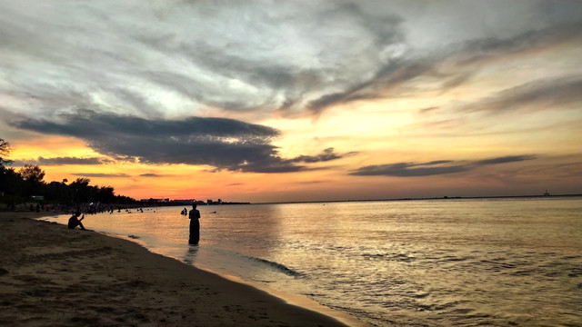 海边夕阳人物背影