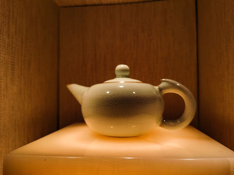 裂纹瓷茶壶