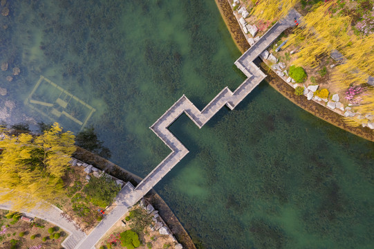 航拍春天的石橋