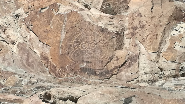 贺兰山太阳神岩画