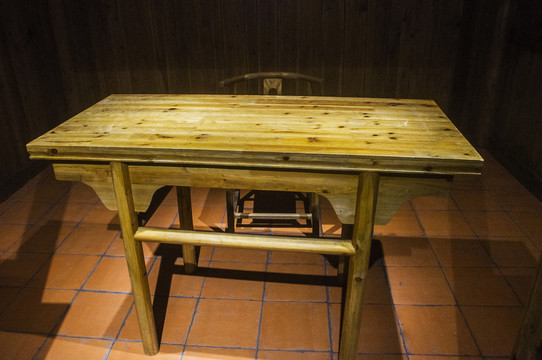 老式木桌子