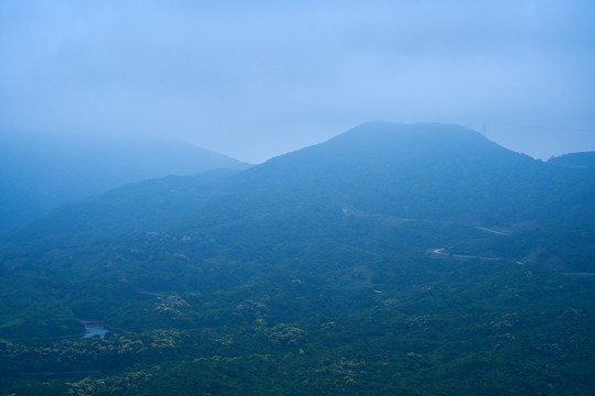 高山云雾缭绕