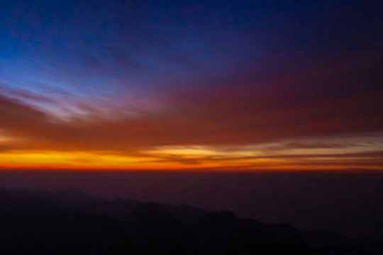 远山夕阳落日天空