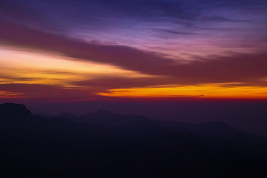 远山夕阳落日天空