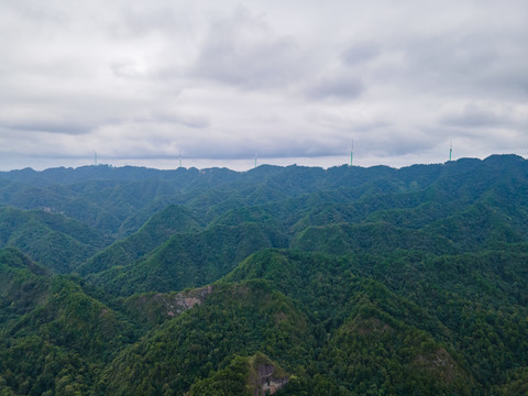 连绵起伏山川蓝天白云