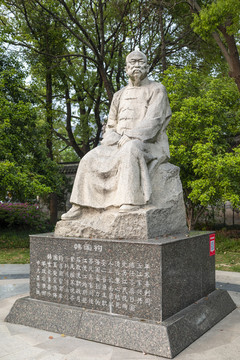 韩国钧雕像