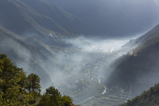 云雾缭绕高山沟壑民居