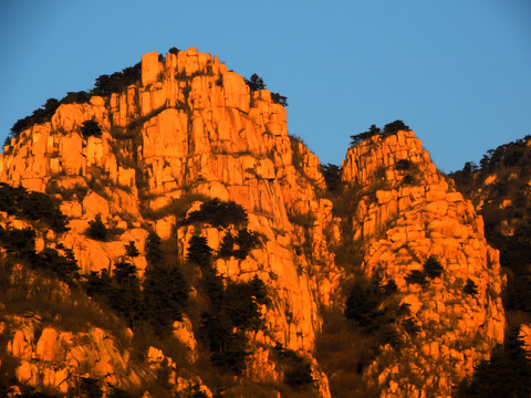 夕照中的巍峨大山