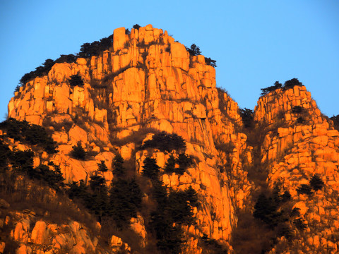 夕照中的巍峨大山