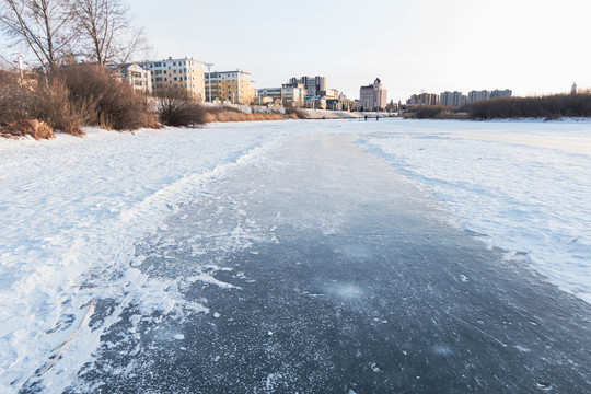 城市河流冰面