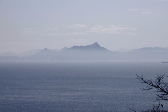 大海远山水雾