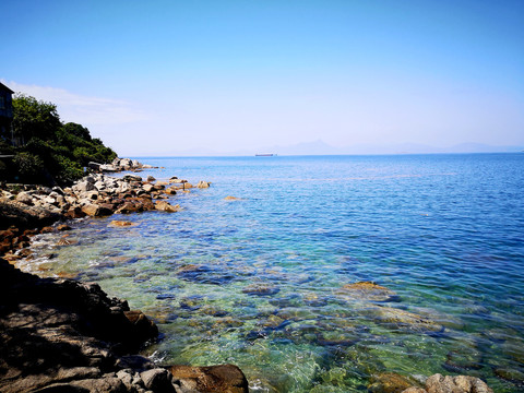 海岸清澈蔚蓝海水