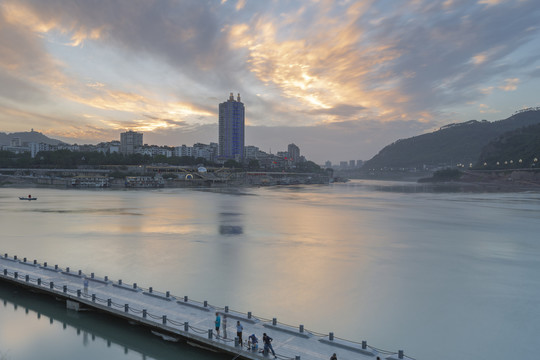 宜宾日落晚霞三江汇流城市景观