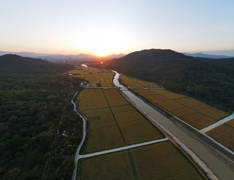 山区农村日出