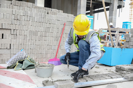 在建筑工地劳动的建筑工人