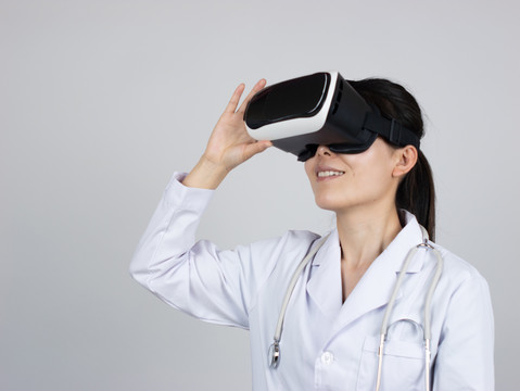 女医生戴虚拟现实眼镜模拟体验