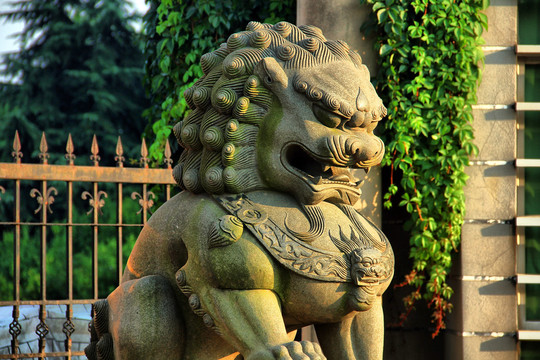 中式建筑石狮子