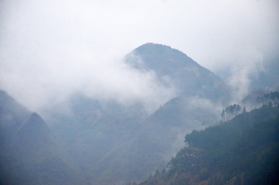 雨后山峰云雾缭绕