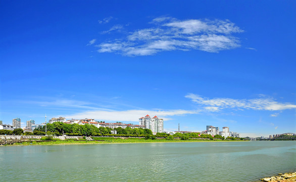 绵阳涪江蓝天白云全景