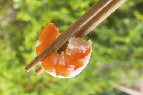 筷子夹着虾仁