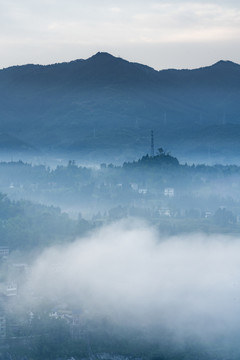 乡村有雾的早晨