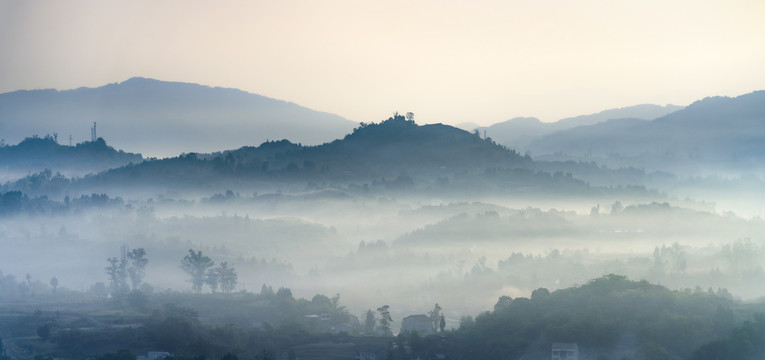 乡村有雾的早晨