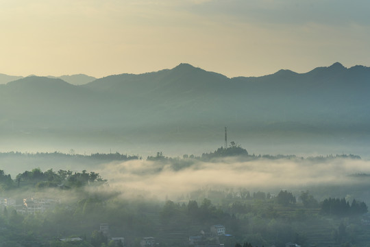 乡村有雾的早晨